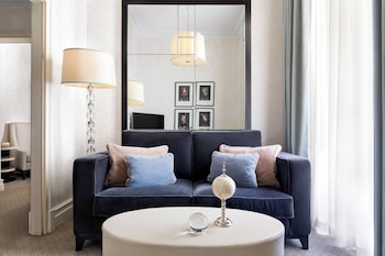 Family Room, 1 King Bed, Courtyard View
