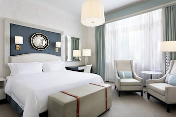 Family Room, 1 King Bed, Courtyard View