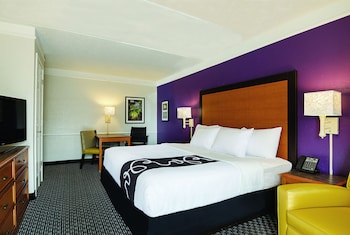 Deluxe Room, 1 King Bed, Smoking (Microwave & Refrigerator)