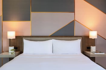 Room, 2 Queen Beds, Balcony (Mobility/Hearing Access, Roll-In Shwr)