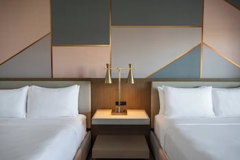 Room, 2 Queen Beds, Balcony (Mobility/Hearing Access, Roll-In Shwr)