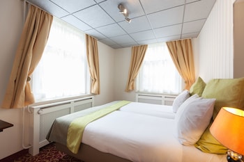 Suite, 2 Twin Beds (Living Room)