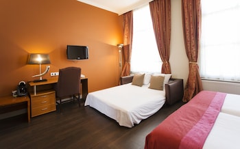 Family Room, 2 Twin Beds (with Sofabed)