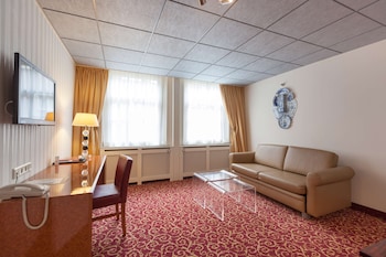 Suite, 2 Twin Beds (Living Room)
