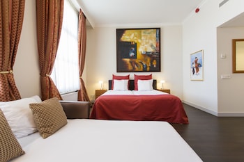 Family Room, 2 Twin Beds (with Sofabed)