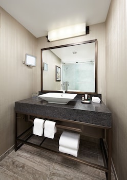 Room, 1 King Bed (Mobility Accessible, Tub)