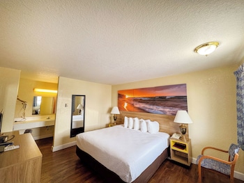 Standard Room, 1 King Bed, Lake View