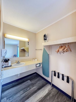 Standard Room, 1 King Bed, Lake View