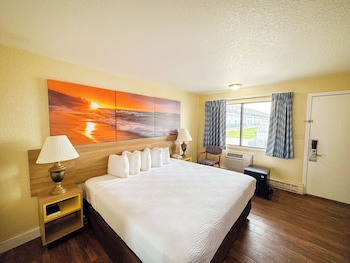 Standard Room, 1 King Bed, Lake View