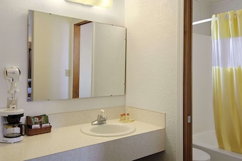Standard Room, 1 King Bed, Lake View