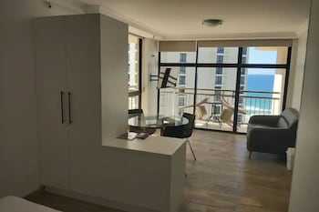 Deluxe Studio (King)