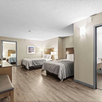 Family Studio Suite, Non Smoking (3 Queen Beds)