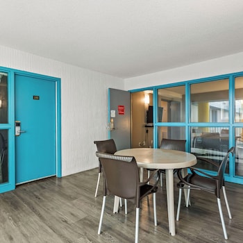 Family Studio Suite, Non Smoking (3 Queen Beds)