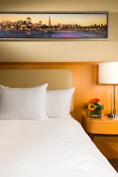One Queen Deluxe Access - No Resort Fee