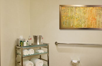 Deluxe, One Queen Bed, Roll In Shower - No Resort Fee