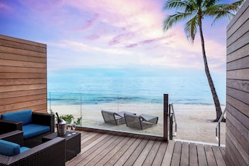 Oceanfront Walkout Suite - King