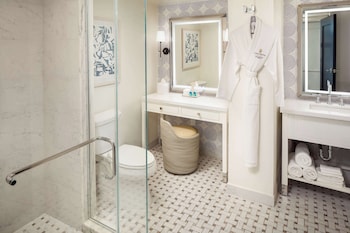Oceanfront Walkout Suite - King