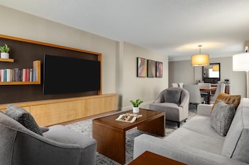 Suite, 1 King Bed, Accessible, Non Smoking (Roll-in Shower)