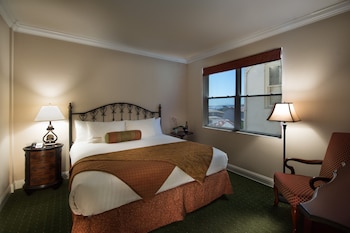 Deluxe Room, 1 King Bed, Roll-in Shower