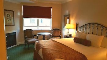 Deluxe Room, 1 King Bed, Fireplace