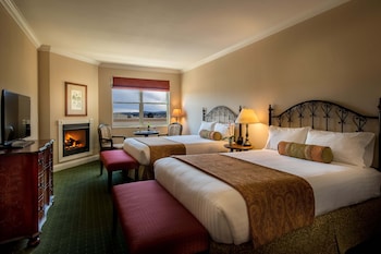 Deluxe Room, 2 Queen Beds, Fireplace