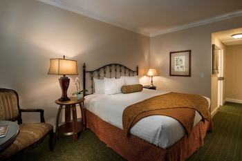 Deluxe Room, 2 Queen Beds, Fireplace