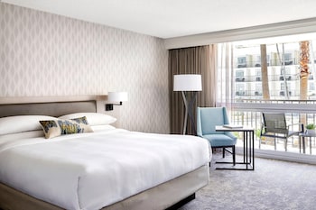 Room, 1 King Bed, Balcony, Pool View (Hearing Accessible)