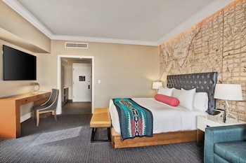 Signature Suite, 1 King Bed with Sofa bed