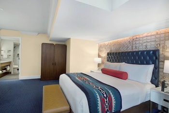 Signature Suite, 1 King Bed with Sofa bed