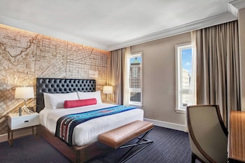 Signature Suite, 1 King Bed with Sofa bed