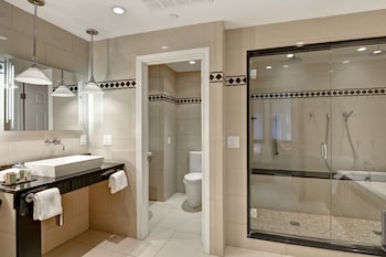 Room, 2 Queen Beds, Accessible (Roll-In Shower)