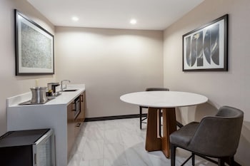 Studio Suite, 1 King Bed, City View