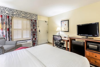 1 Queen Bed, Non Smoking, Accessible (Roll in Shower)