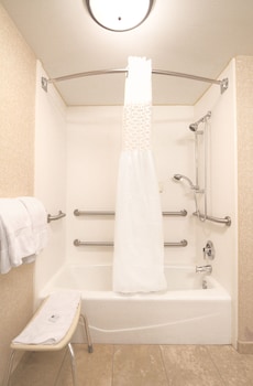 One Queen Bed, Non-Smoking, Accessible Tub