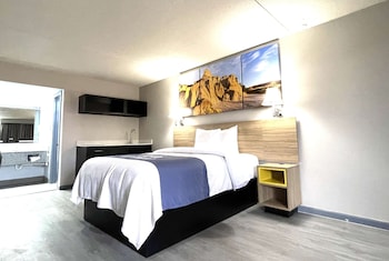 Room, 1 Queen Bed, Non Smoking (Efficiency, 2nd Floor)