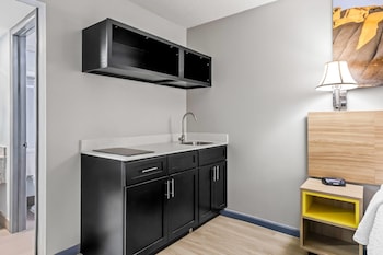 Room, 1 Queen Bed, Non Smoking (Efficiency, 2nd Floor)