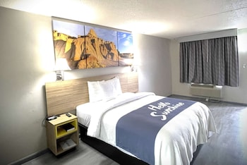 Room, 1 Queen Bed, Non Smoking (Efficiency, 2nd Floor)