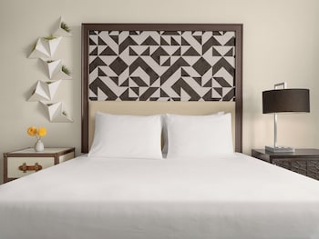 Standard Room, 1 Queen Bed, City View