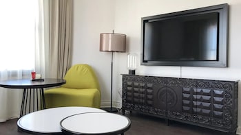 Family Suite, 2 Queen Beds, Roll-in Shower (Mobility Accessible)
