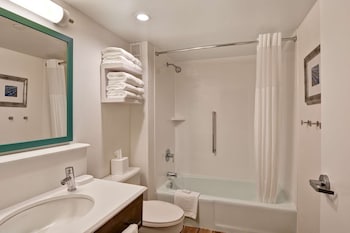 Room, 2 Queen Beds, Accessible, Bathtub (Mobility & Hearing)