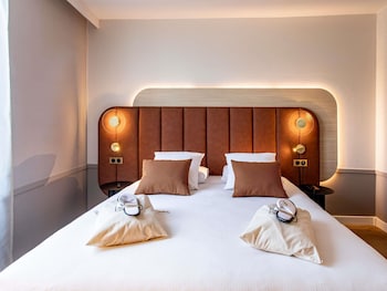 Suite, 1 King Bed with Sofa bed
