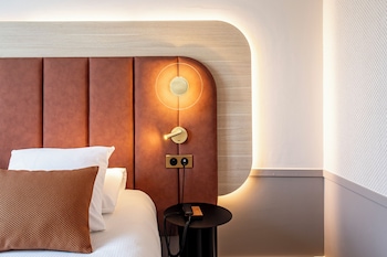 Suite, 1 King Bed with Sofa bed
