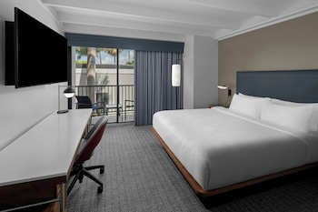 Room, 1 King Bed, Balcony (Mobility Accessible, Tub)