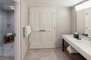 Suite, 1 Bedroom, Balcony (Mobility/Hearing Access, Roll-in Shwr)