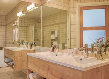 Junior Suite, 1 King Bed, Jetted Tub