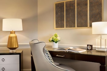 Charles De Gaulle Suite