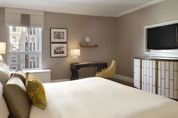 Deluxe Room, 1 King Bed, Courtyard View
