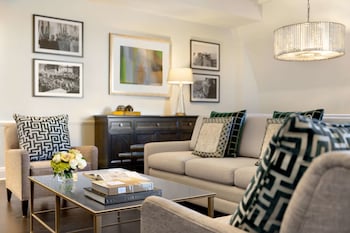 Charles De Gaulle Suite