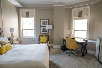 Deluxe Room, 1 King Bed, Courtyard View