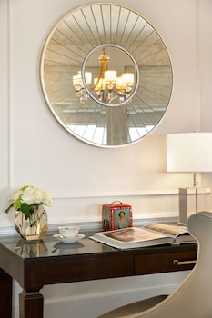 Elizabeth II Suite